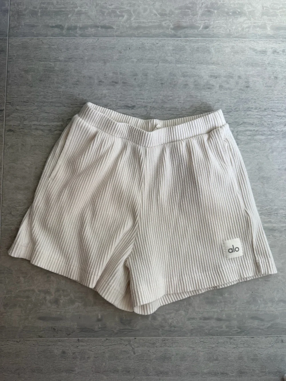 ALO Yoga Women's Ribbed Cream Lounge Shorts